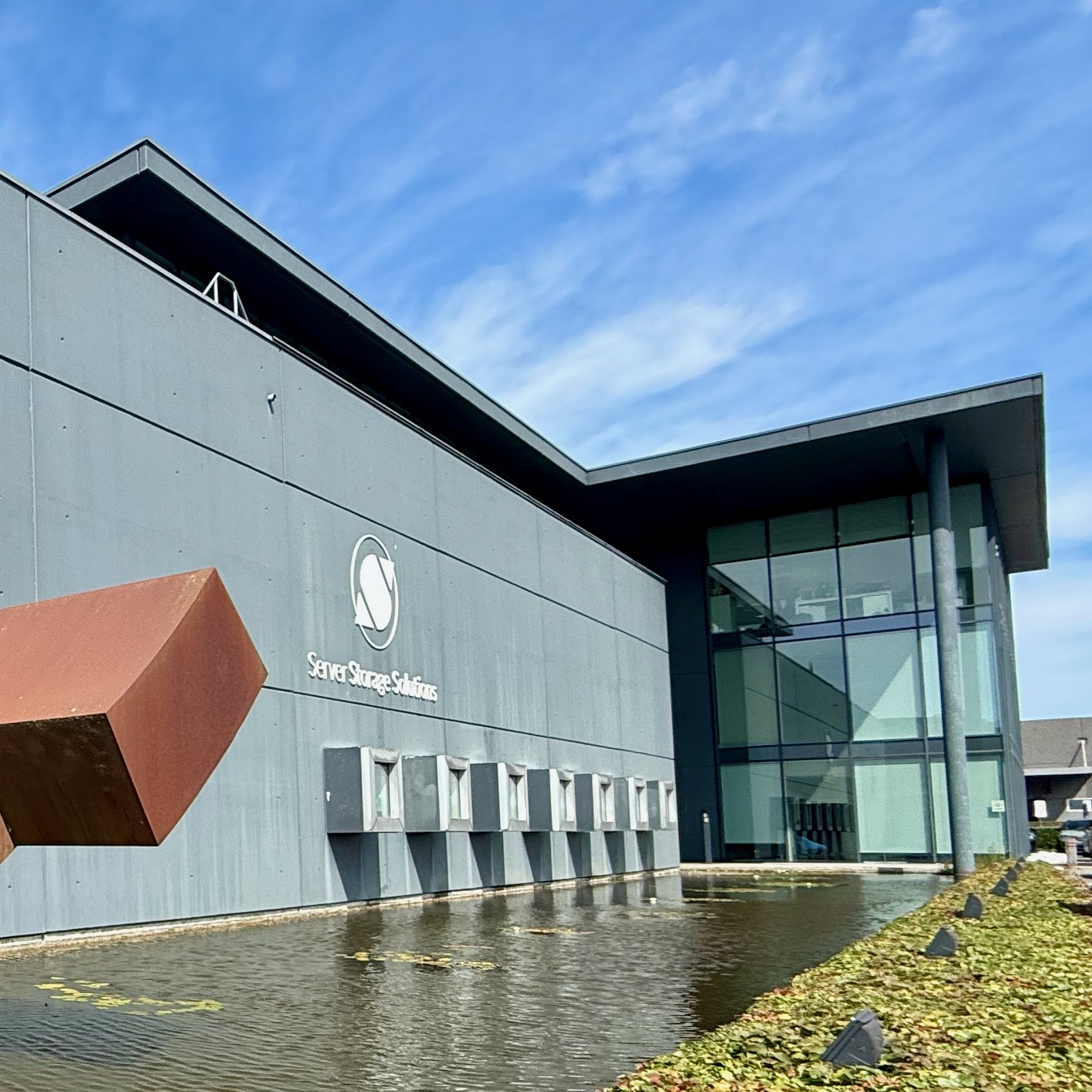 Server Storage Solutions: 4G/5G-versterking in een kantoor met driedubbele beglazing